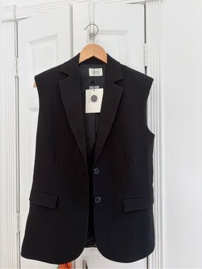 DISSH Black Sleeveless Blazer Vest